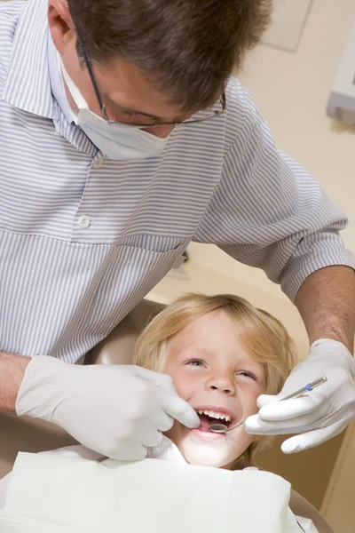 椅子で若い男の子と診察室で歯科医 — ストック写真