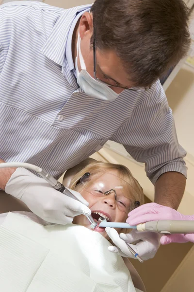 Dentist in exam room with young boy in chair — Stock Photo, Image