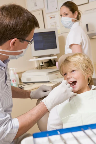 歯科医師と診察室で椅子に若い男の子を持つアシスタント — ストック写真