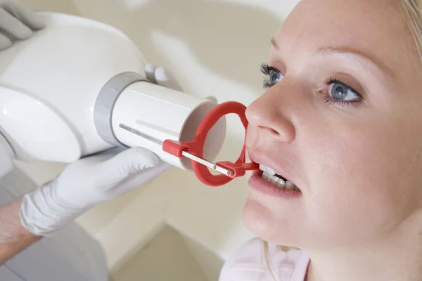 Dentysta Pokoju Egzamin Kobietą Fotelu — Zdjęcie stockowe