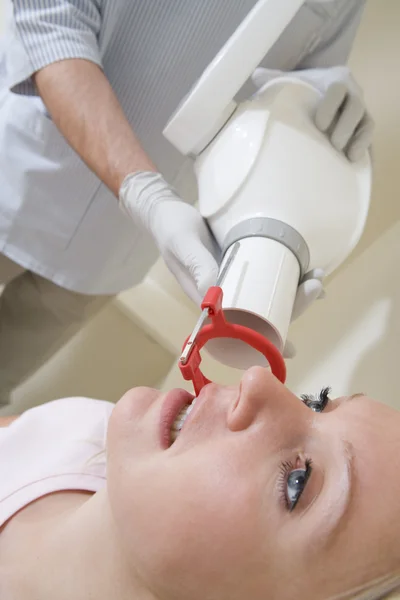 Dentysta w pokoju egzamin z kobietą w fotelu — Zdjęcie stockowe