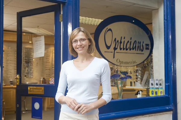 Vrouw Stond Aan Voorzijde Toegang Van Optometristen Glimlachen — Stockfoto