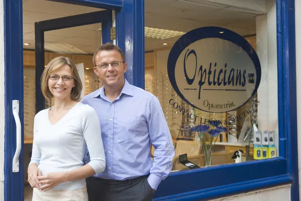 Paar Staande Voorste Ingang Van Optometristen Glimlachen — Stockfoto