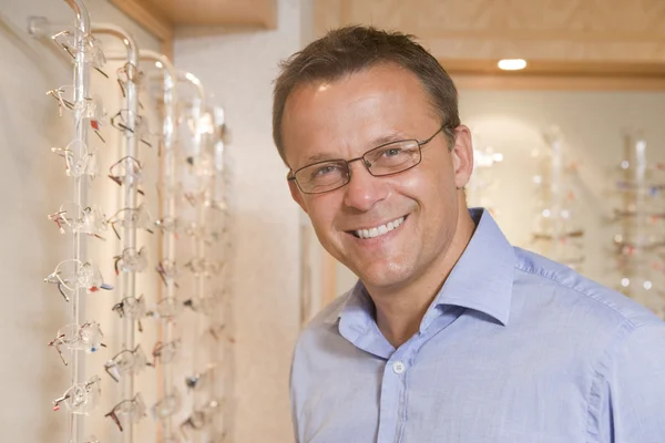 Homme Essayant Des Lunettes Optométristes Souriant — Photo