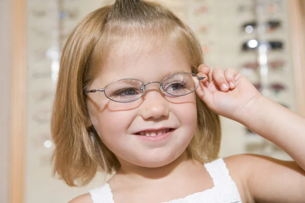 Genç Kız Gözlük Gülümseyen Optometristler Üzerinde Çalışıyor — Stok fotoğraf