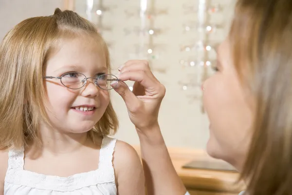 Kadın Gözlük Gülümseyen Optometristler Genç Kız Üzerinde Çalışıyor — Stok fotoğraf