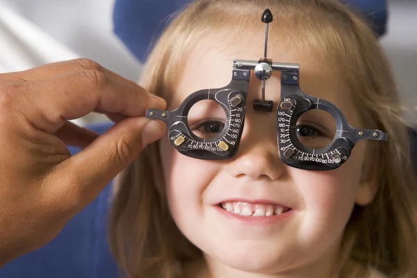 Optometrist Στο Εξεταστηριο Νεαρή Κοπέλα Στη Καρέκλα Χαμογελώντας — Φωτογραφία Αρχείου
