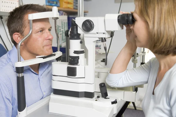 Sınav Salonunda Optometrist Ile Man Sandalyede — Stok fotoğraf