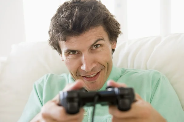 Άνθρωπος Στο Καθιστικό Παίζοντας Βιντεοπαιχνίδια Χαμογελώντας — Φωτογραφία Αρχείου