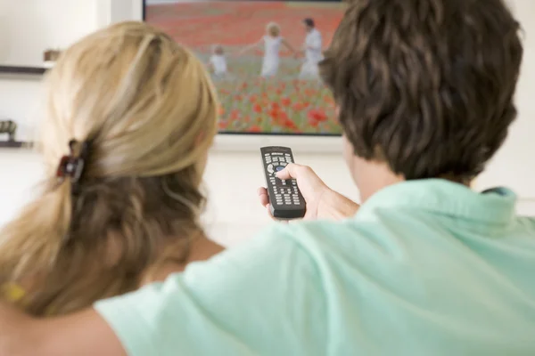 Pár, v obývacím pokoji, sledování televize — Stock fotografie