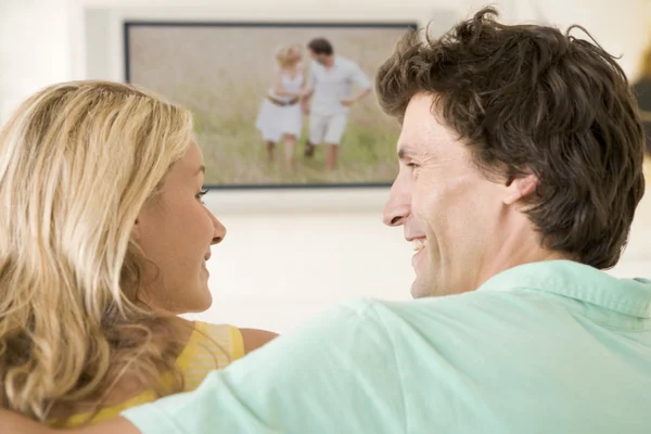 Couple Living Room Watching Television Smiling — Stock Photo, Image