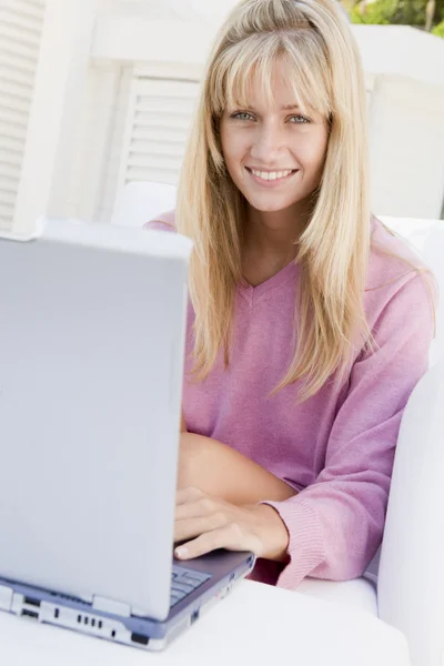 露台使用笔记本电脑微笑的女人 — 图库照片