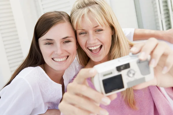Zwei Frauen Auf Der Terrasse Mit Digitalkamera Lächelnd — Stockfoto