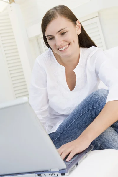 Dizüstü Bilgisayar Kullanan Gülümseyerek Veranda Üzerinde Kadın — Stok fotoğraf