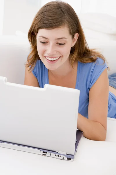 Kadın Gülümseyerek Laptop Ile Oturma Odasında — Stok fotoğraf