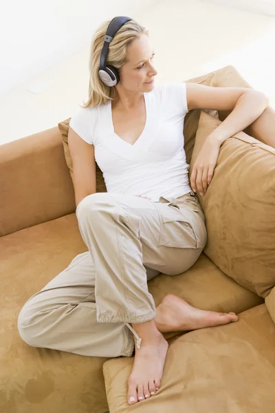 Žena Obývacím Pokoji Poslechu Sluchátka Úsměvem — Stock fotografie