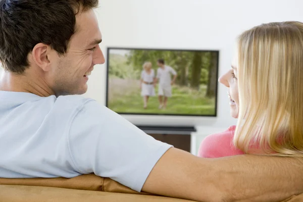 Oturma Odasında Televizyon Gülümsüyor Izlerken Kaç — Stok fotoğraf