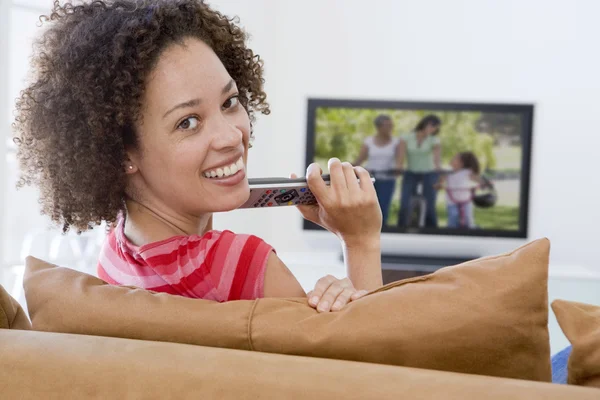 Женщина в гостиной смотрит телевизор — стоковое фото