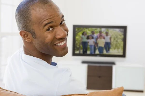 Homem Sala Estar Assistindo Televisão Sorrindo — Fotografia de Stock