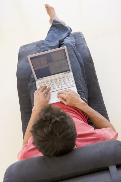 Mann Sitzt Mit Laptop Stuhl — Stockfoto