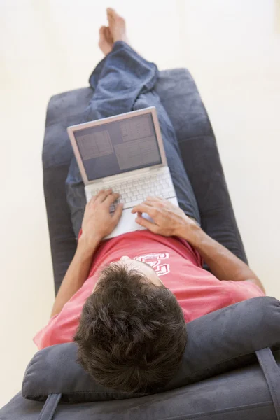 Άνδρα Που Καθισμένος Στην Καρέκλα Χρησιμοποιώντας Φορητό Υπολογιστή — Φωτογραφία Αρχείου