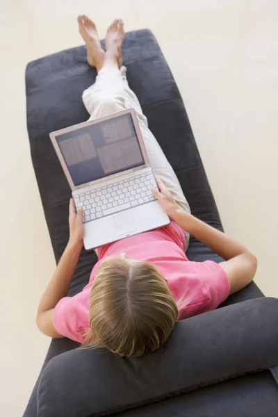 लॅपटॉप वापरून खुर्चीत बसलेली स्त्री — स्टॉक फोटो, इमेज