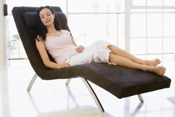 Жінка сидить у кріслі спить — стокове фото