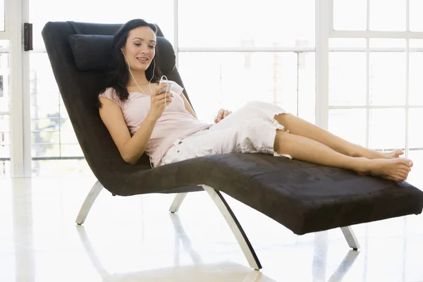 Woman Sitting Chair Listening Mp3 Player Smiling — Stock Photo, Image
