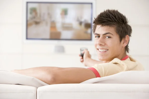 Hombre Sala Estar Viendo Televisión Sonriendo — Foto de Stock