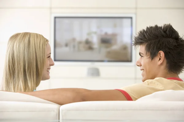Couple Dans Salon Regardant Télévision Souriant — Photo