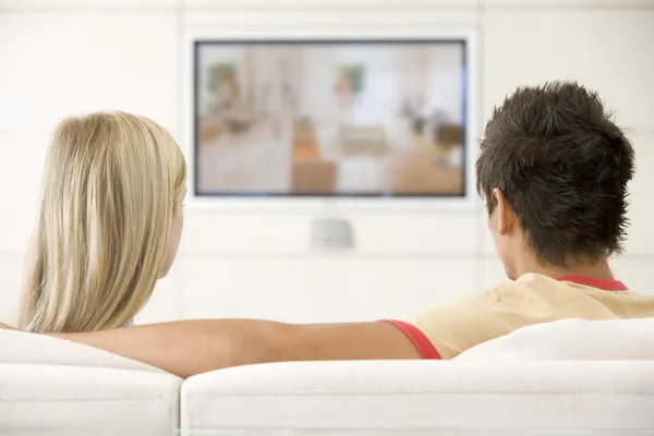 Casal na sala de estar assistindo televisão — Fotografia de Stock
