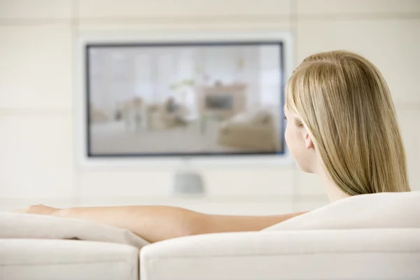 Жінка у вітальні дивитися телевізор — стокове фото