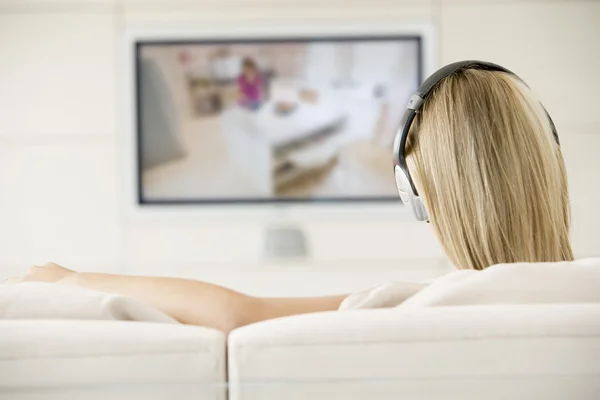 Mulher Sala Estar Assistindo Televisão Usando Fones Ouvido — Fotografia de Stock