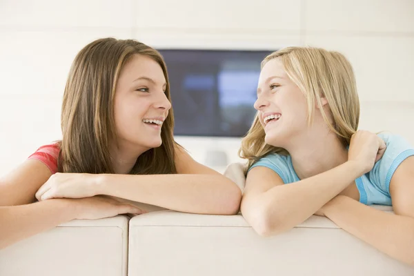 Dvě ženy v obýváku s úsměvem — Stock fotografie