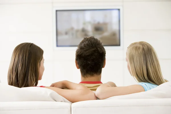 Три друга в гостиной смотрят телевизор — стоковое фото