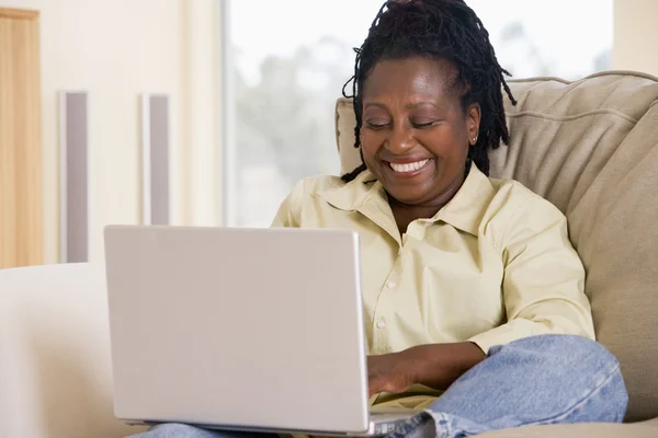 Vrouw Woonkamer Met Behulp Van Laptop Glimlachen — Stockfoto
