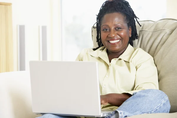 Kvinna Vardagsrummet Med Laptop Och Ler — Stockfoto