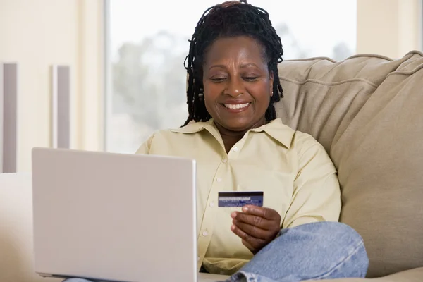 Kvinna Vardagsrummet Med Laptop Hålla Kreditkort Och Smilin — Stockfoto