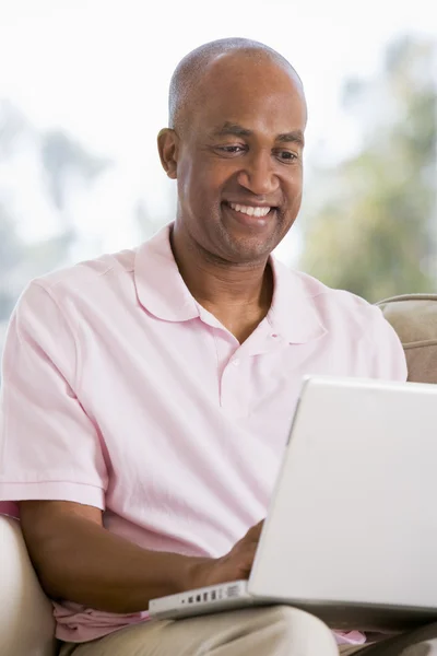 Mężczyzna Salonie Pomocą Laptopa Uśmiechając Się — Zdjęcie stockowe