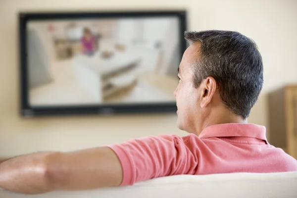 Homem na sala de estar assistindo televisão — Fotografia de Stock