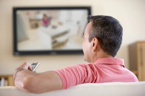 Homem Sala Estar Assistindo Televisão — Fotografia de Stock