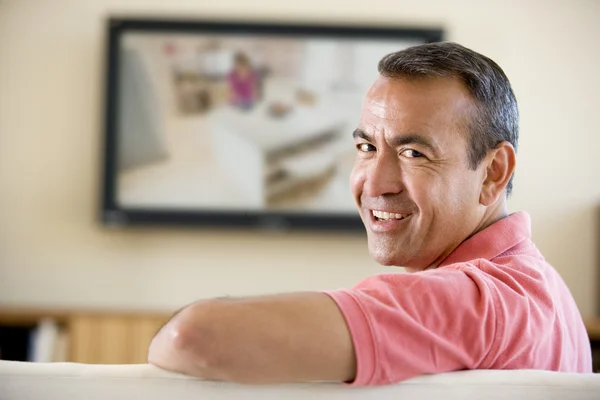 Mężczyzna Salonie Oglądania Telewizji Uśmiechający Się — Zdjęcie stockowe