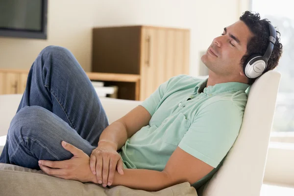 Muž Obývacím Pokoji Poslechu Sluchátka Spící — Stock fotografie
