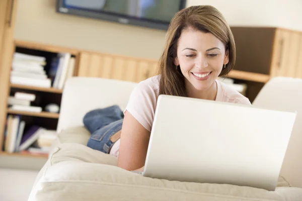 Vrouw Woonkamer Met Behulp Van Laptop Glimlachen — Stockfoto