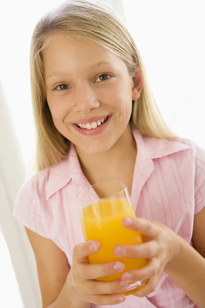 Portret Van Meisje Drinken Sinaasappelsap Binnenshuis Door Venster — Stockfoto