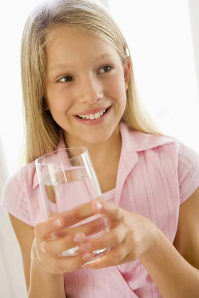 Retrato Menina Bebendo Copo Água Dentro Casa Por Uma Janela — Fotografia de Stock