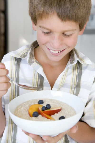 Jongen Eten Ontbijt Thuis — Stockfoto