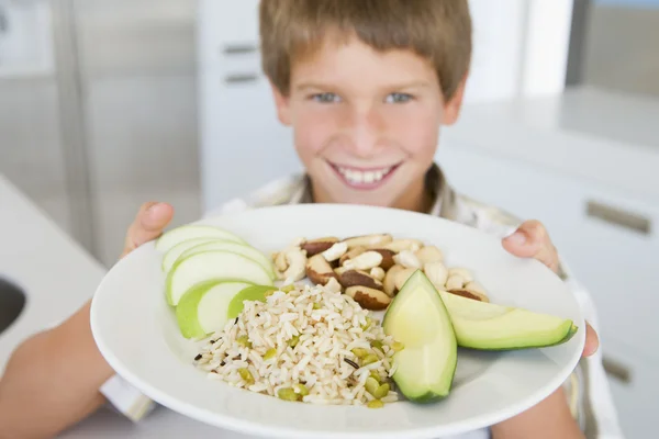 Sağlıklı Gıda Maddeleri Bir Tabak Kadar Tutan Çocuk — Stok fotoğraf