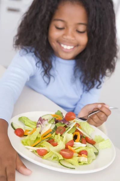 Mädchen Sitzt Tisch Und Isst Hause Salat — Stockfoto