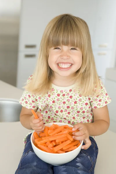 Junges Mädchen Isst Schüssel Mit Karotten — Stockfoto